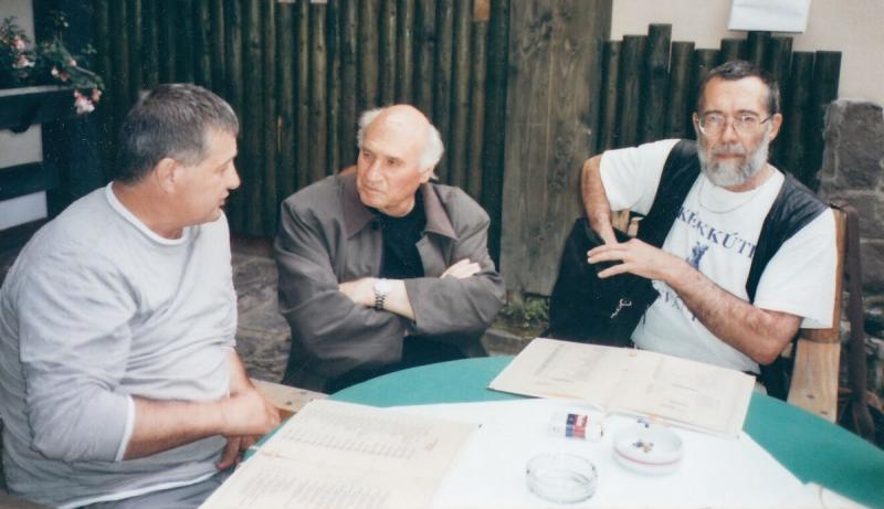 Mircea Dinescu, Domokos Géza, Bogdán László a Szent György Pincében, 2005 tavasza